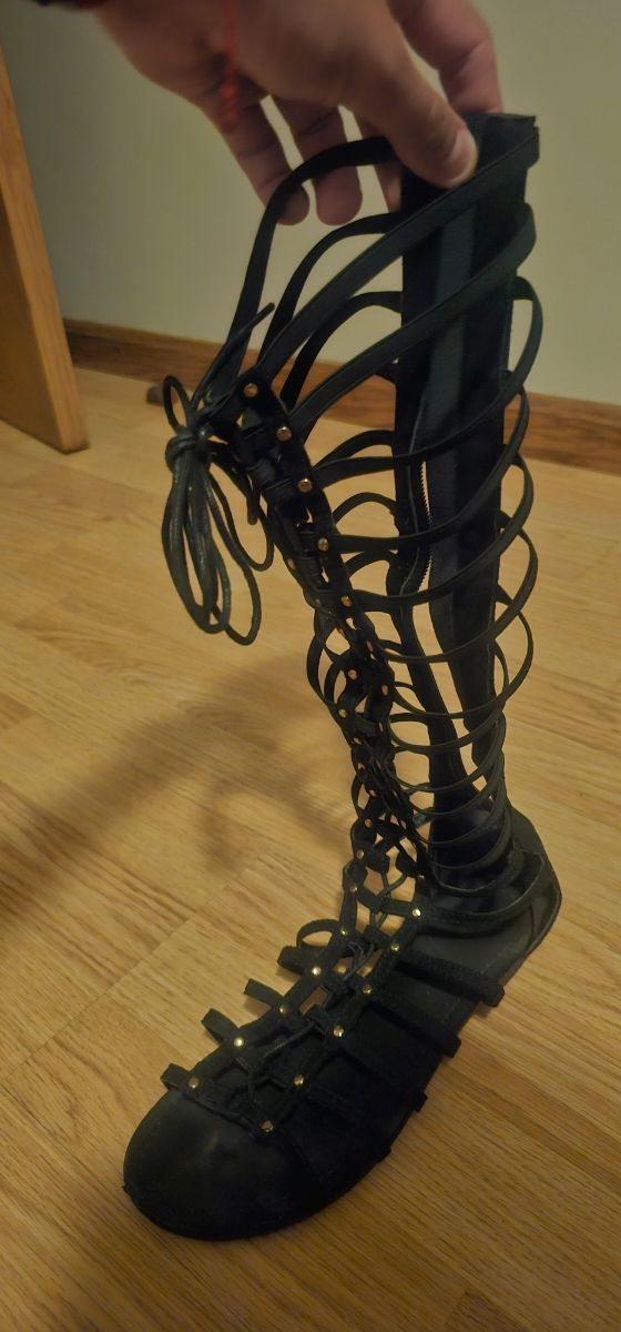 Sandalias gladiador negras.