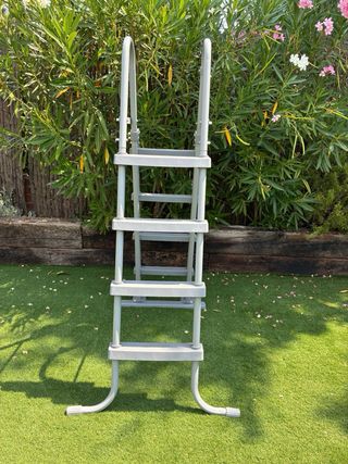 Escalera piscina de 122 Bestway seguridad