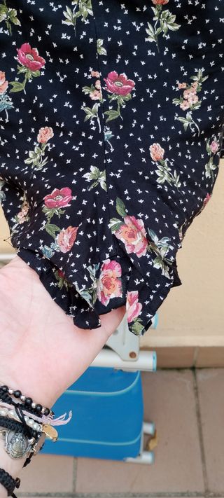 Mono Bershka negro flores - talla S