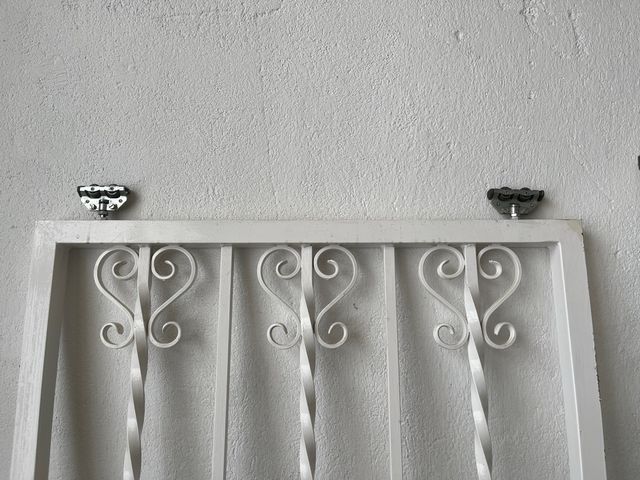 2 Rejas de hierro, correderas, color blanco.
