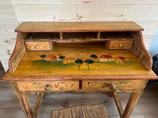 Escritorio antiguo pintado a mano más silla