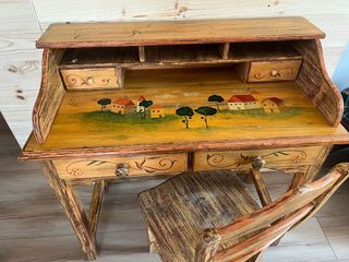 Escritorio antiguo pintado a mano más silla