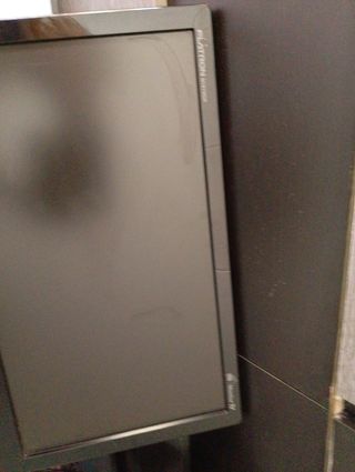 2 Monitores LG - Negro y Rojo .pequeños.