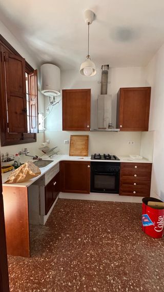 Cocina de madera marrón instalada en 2018