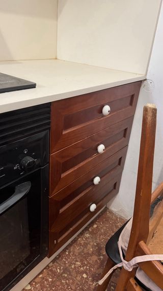 Cocina de madera marrón instalada en 2018