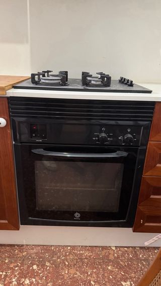 Cocina de madera marrón instalada en 2018