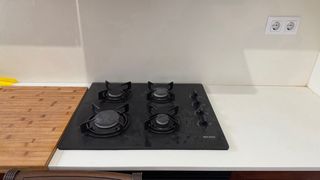 Cocina de madera marrón instalada en 2018