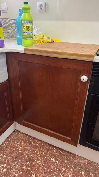 Cocina de madera marrón instalada en 2018