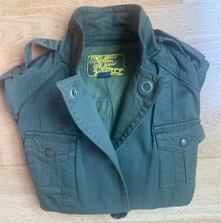 Cazadora militar verde oliva