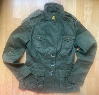 Cazadora militar verde oliva
