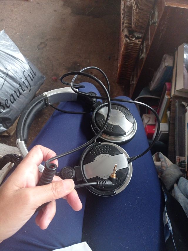 Auriculares DJ negros y plateados