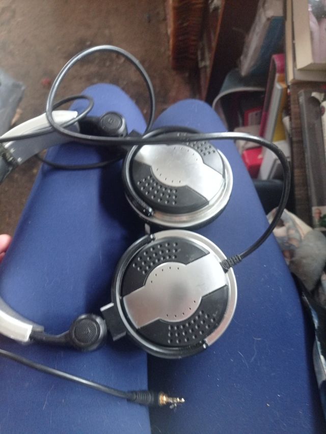Auriculares DJ negros y plateados