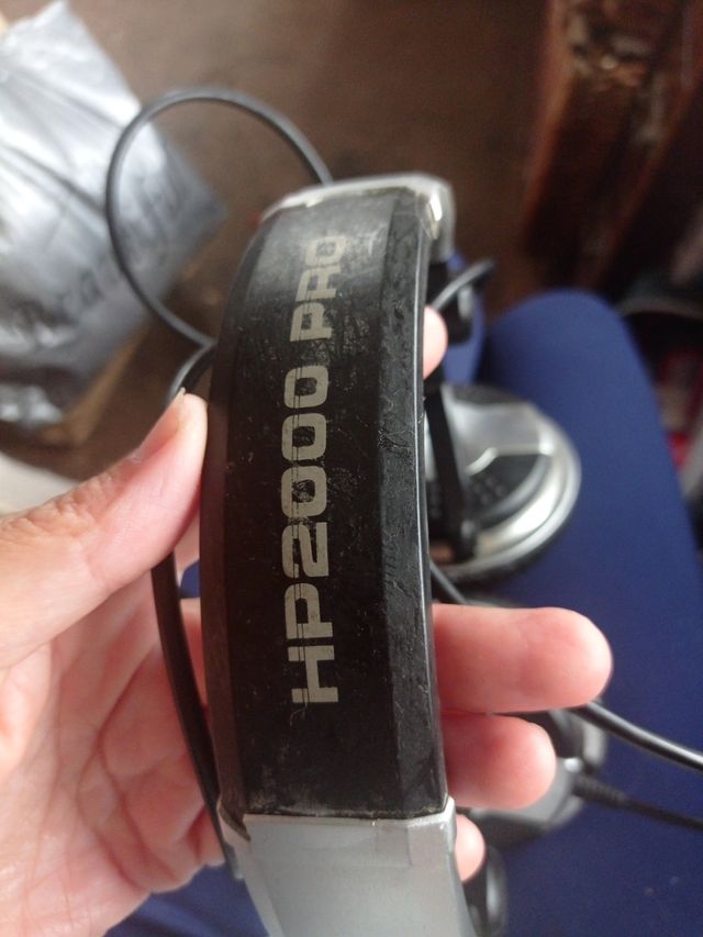 Auriculares DJ negros y plateados