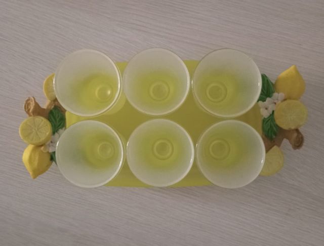 Bicchierini e vassoio da limoncello in vetro