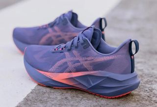 Zapatillas Asics Novablast 5 - Rosa y Morado