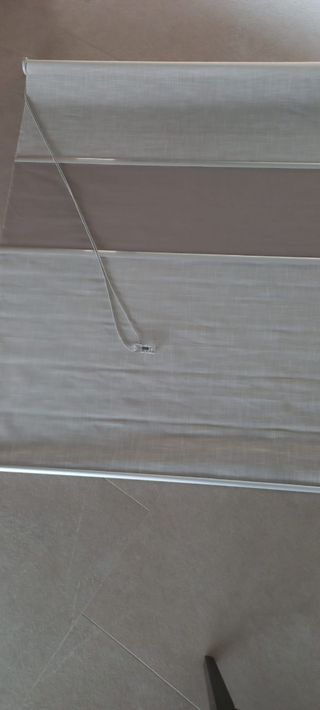 Estor enrollable blanco y beige 150x200