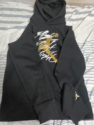 Sudadera Jordan negra y dorada