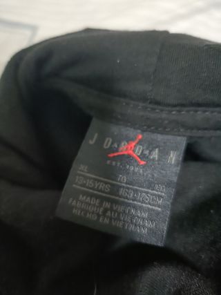 Sudadera Jordan negra y dorada