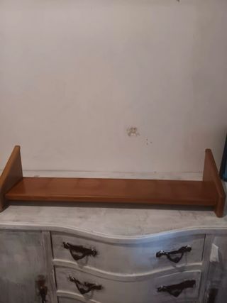 Estantería de madera marrón