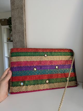 Bolso multicolor con pedrería