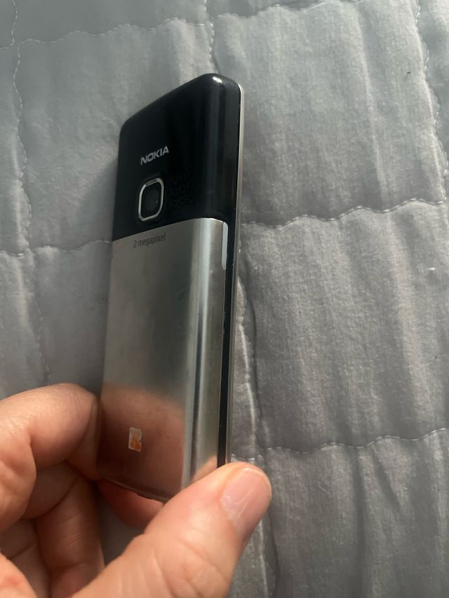 4 móviles antiguos Nokia y Samsung