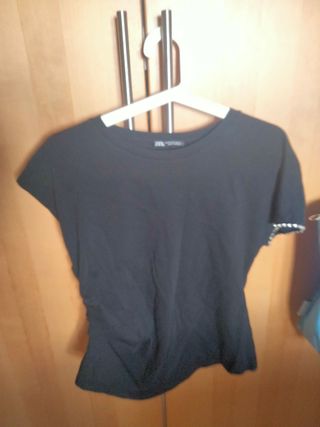 Camiseta Zara negra asimétrica