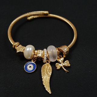Pulsera dorada con dijes
