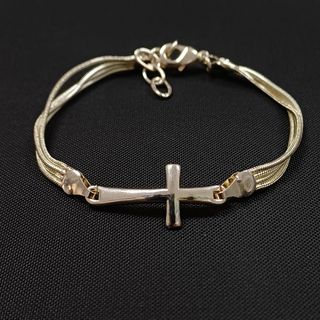 Pulsera dorada con dijes