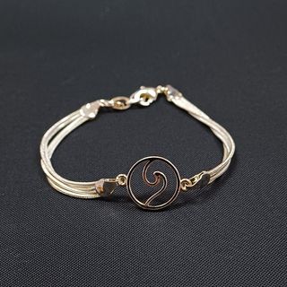 Pulsera dorada con dijes