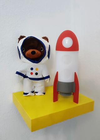 Lampara y peluche espaciales. Ikea

