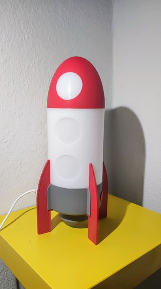 Lampara y peluche espaciales. Ikea
