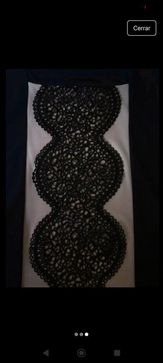 Camiseta negra y blanca con encaje