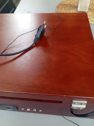 Tocadiscos marrón con USB, SD y radio