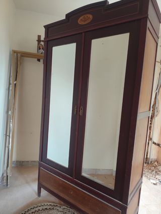 Armario antiguo de madera