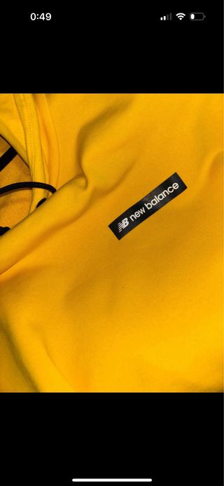 Sudadera New Balance amarilla