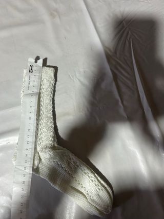 Calcetín blanco tejido a mano