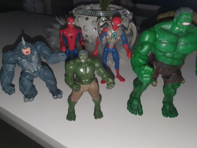 Figuras Marvel: Hulk y Spiderman