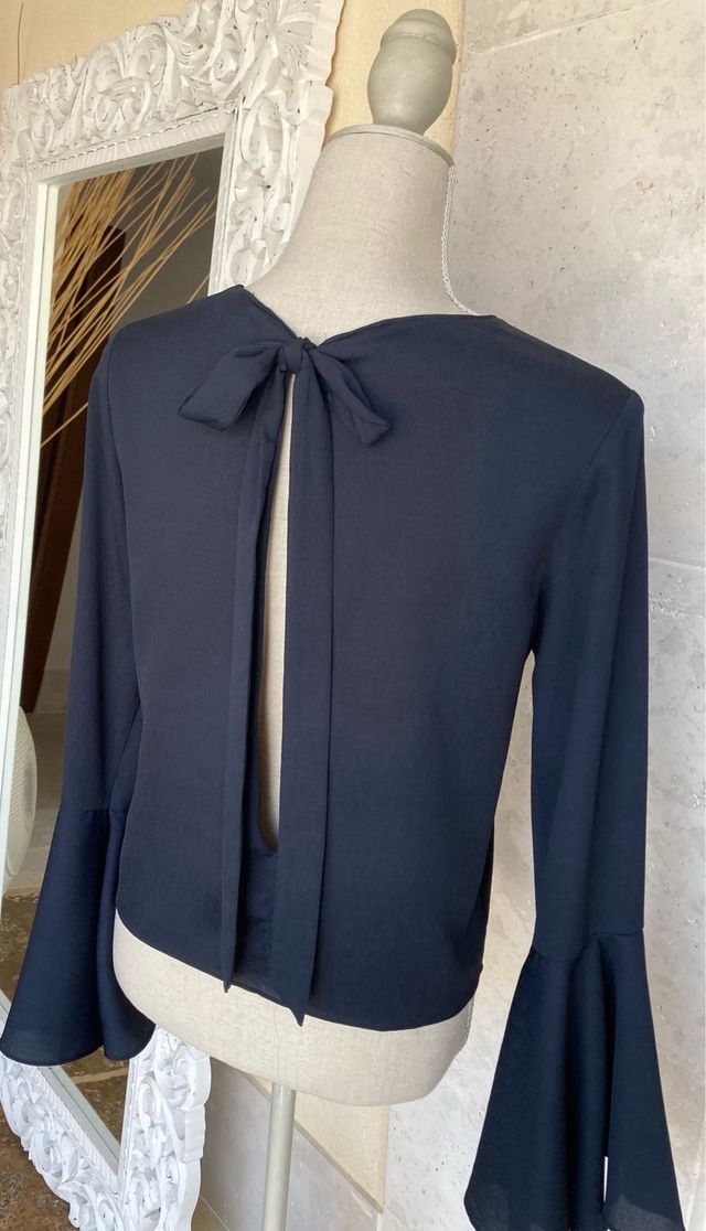 Blusa Zara azul marino XS. Espalda al aire.