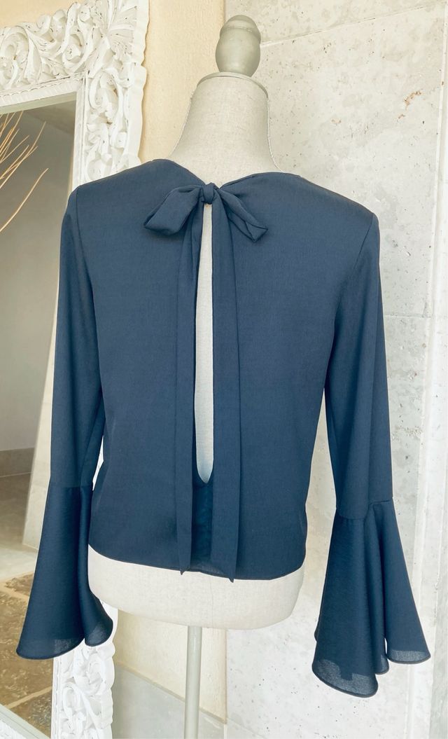 Blusa Zara azul marino XS. Espalda al aire.