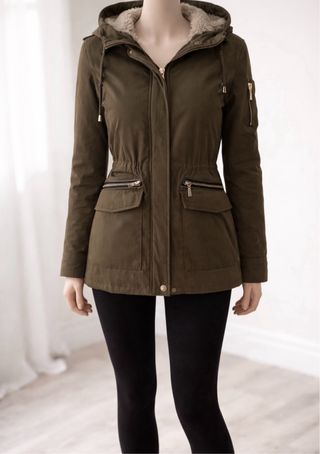 Abrigo Zara verde militar con capucha