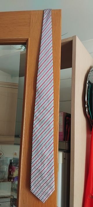 Corbata rayada gris y roja