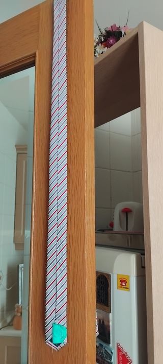 Corbata rayada gris y roja
