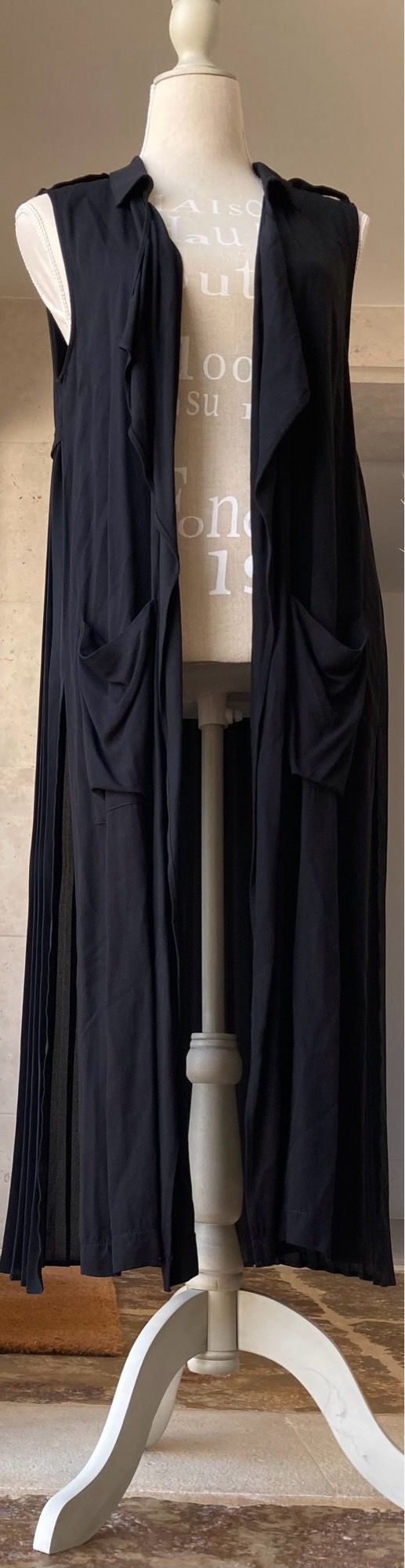 Chaleco largo Zara negro con espalda plisada