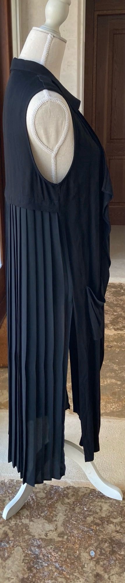 Chaleco largo Zara negro con espalda plisada