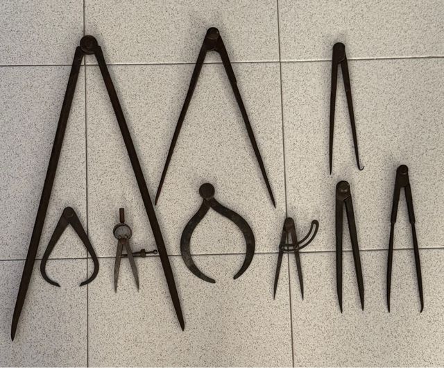 9 Compassi antichi da disegno