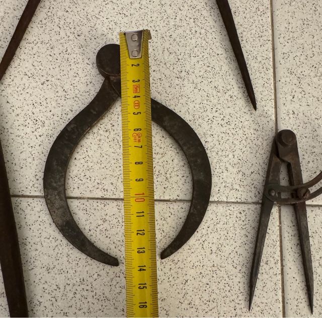 9 Compassi antichi da disegno