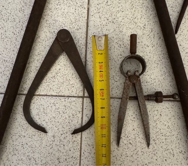 9 Compassi antichi da disegno