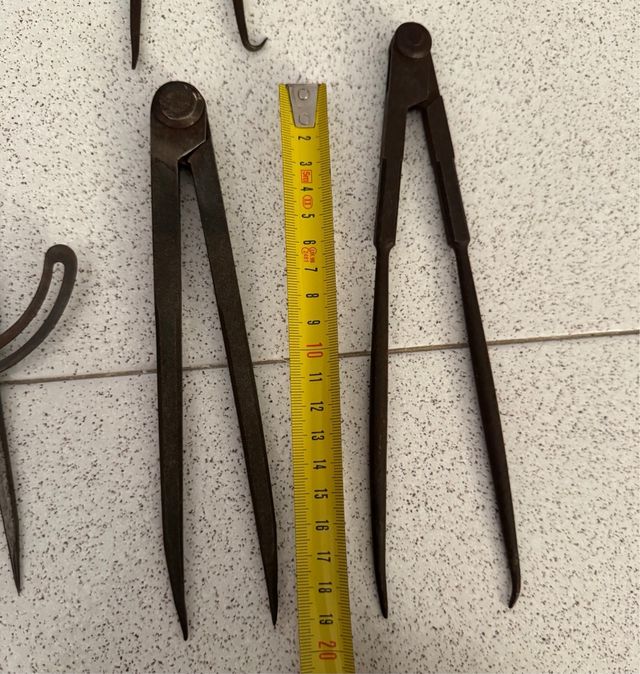 9 Compassi antichi da disegno