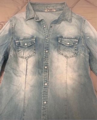 Camicia jeans. 
Mai usata poiché taglia sbagliata.