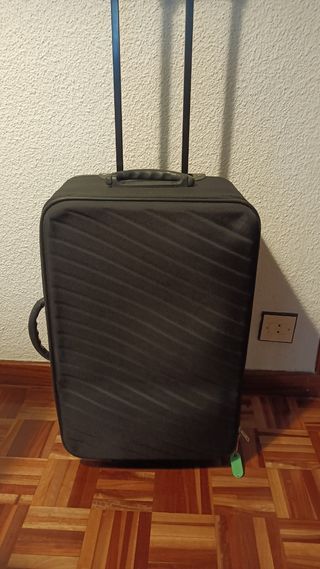 Maleta negra con ruedas